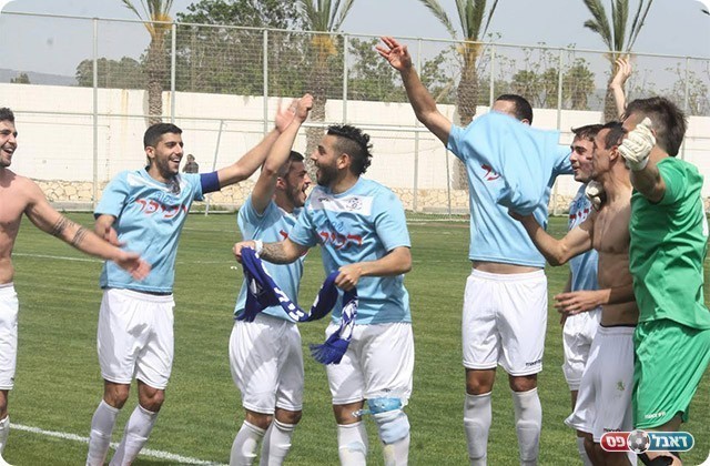 שחקני בית שאן חוגגים בנהריה (מיכה פישנזון)